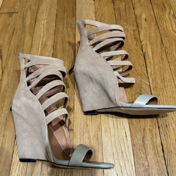 Kane by Mia Limited Edition taupe suede strappy wedge sandals Size 6 - Picture 5 of 7